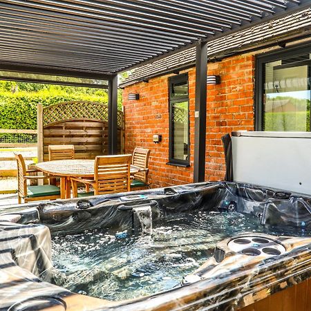 Cottage With Hot Tub - Near Cheltenham And Tewkesbury Bagian luar foto