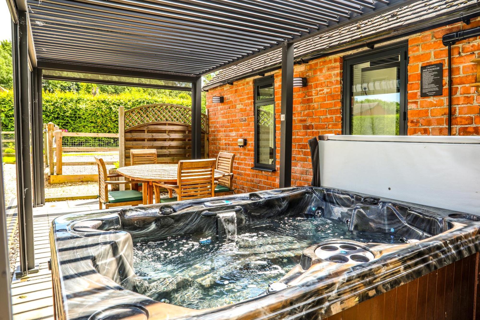 Cottage With Hot Tub - Near Cheltenham And Tewkesbury Bagian luar foto